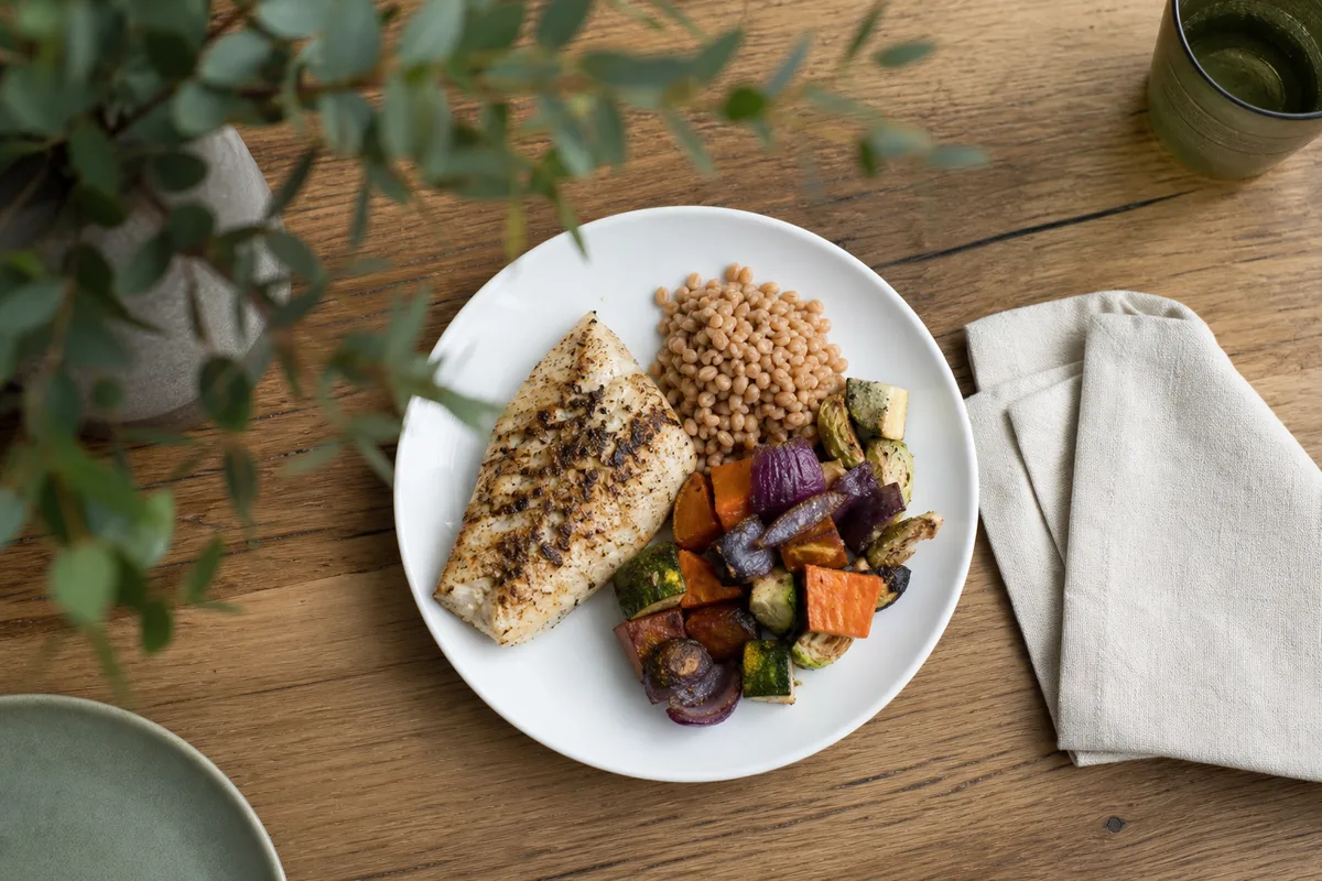 Assiette de repas équilibré préparée pour la fenêtre alimentaire